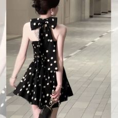 批发已出货 时尚波点挂脖<b class='q'>连衣裙</b>女轻奢风高级感小众设计感<b class='q'>蝴蝶结</b>