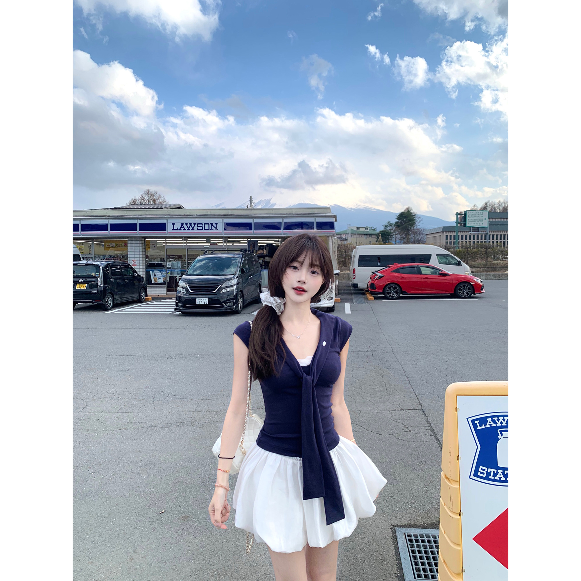 있음 선적 한 부서 몸매 가꾸기 여름 새로운 레이스 반팔 티셔츠 슬림해 보이는 꽃밭 반신 스커트 품격 투피스 세트