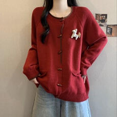 批发红色牛角扣圆领刺绣毛衣外套女秋冬<b class='q'>大码</b>胖mm中长款针织<b class='q'>开衫</b>上衣