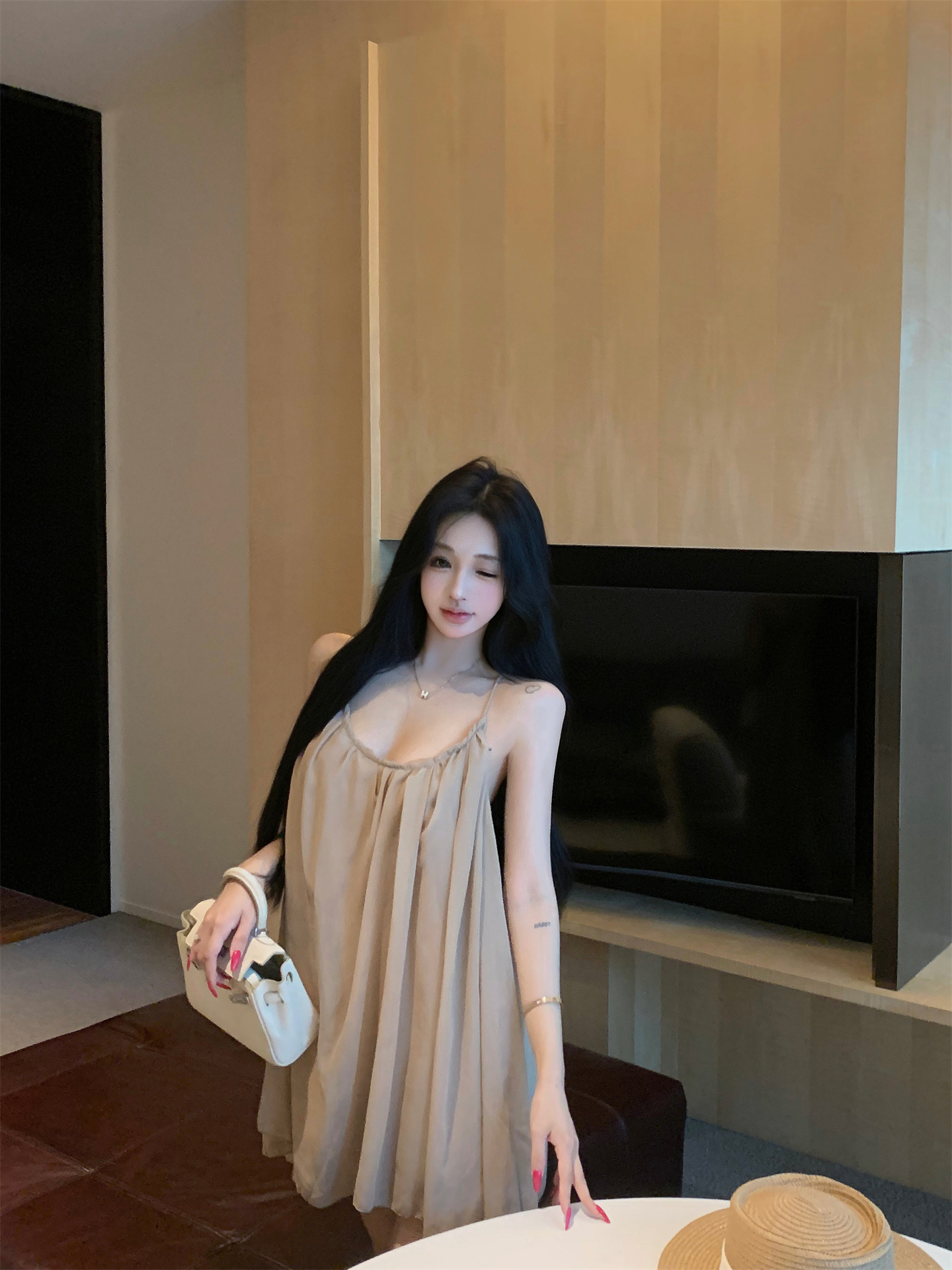 실사 카키 색 V넥 슬립 쉬폰 드레스 루즈핏 슬림해 보이는 Chic 미니 스커트