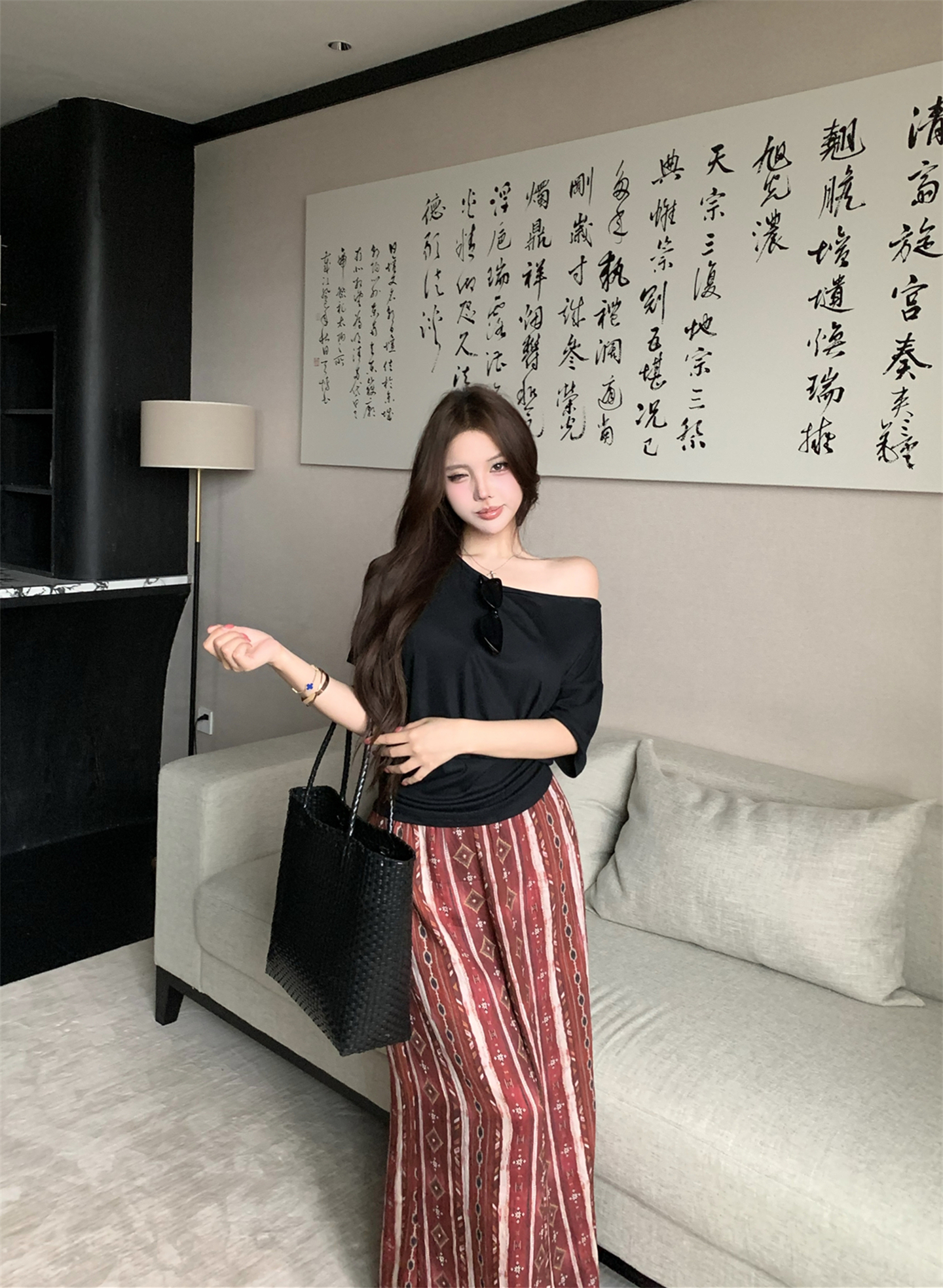 실사 고급 센스 비대칭 비스듬한 어깨 긍정적 인 어깨 둘 착용 반팔 티셔츠 오래된 돈 센스 프린트 와이드 레그 팬츠 투피스 세트