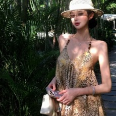 批发法式度假风慵懒V领豹纹挂脖背心女夏季新款气质宽松无袖外穿上衣