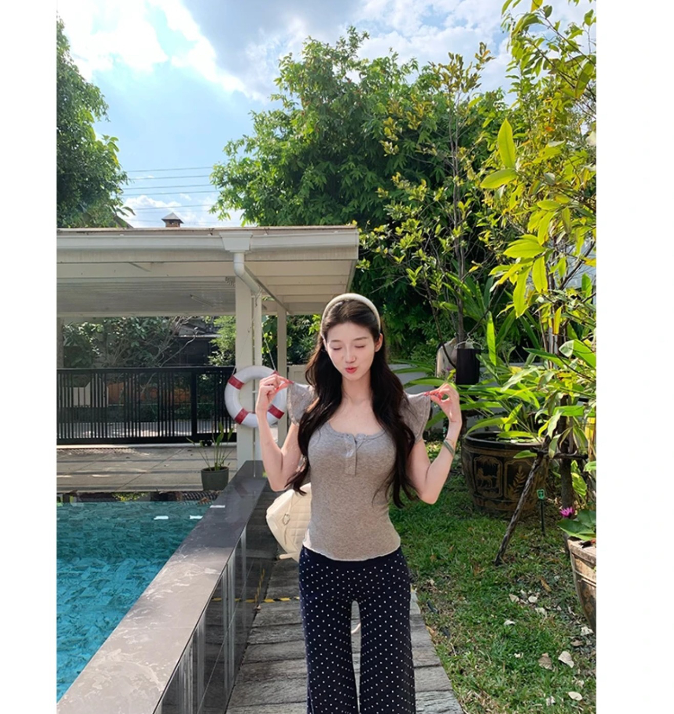 와라. 금융 작은 말 작은 날다 소매 이중층 프릴 작은 날다 소매 주간 실크 양모 긍정적 인 어깨 티셔츠 도트 무늬 바지 세트