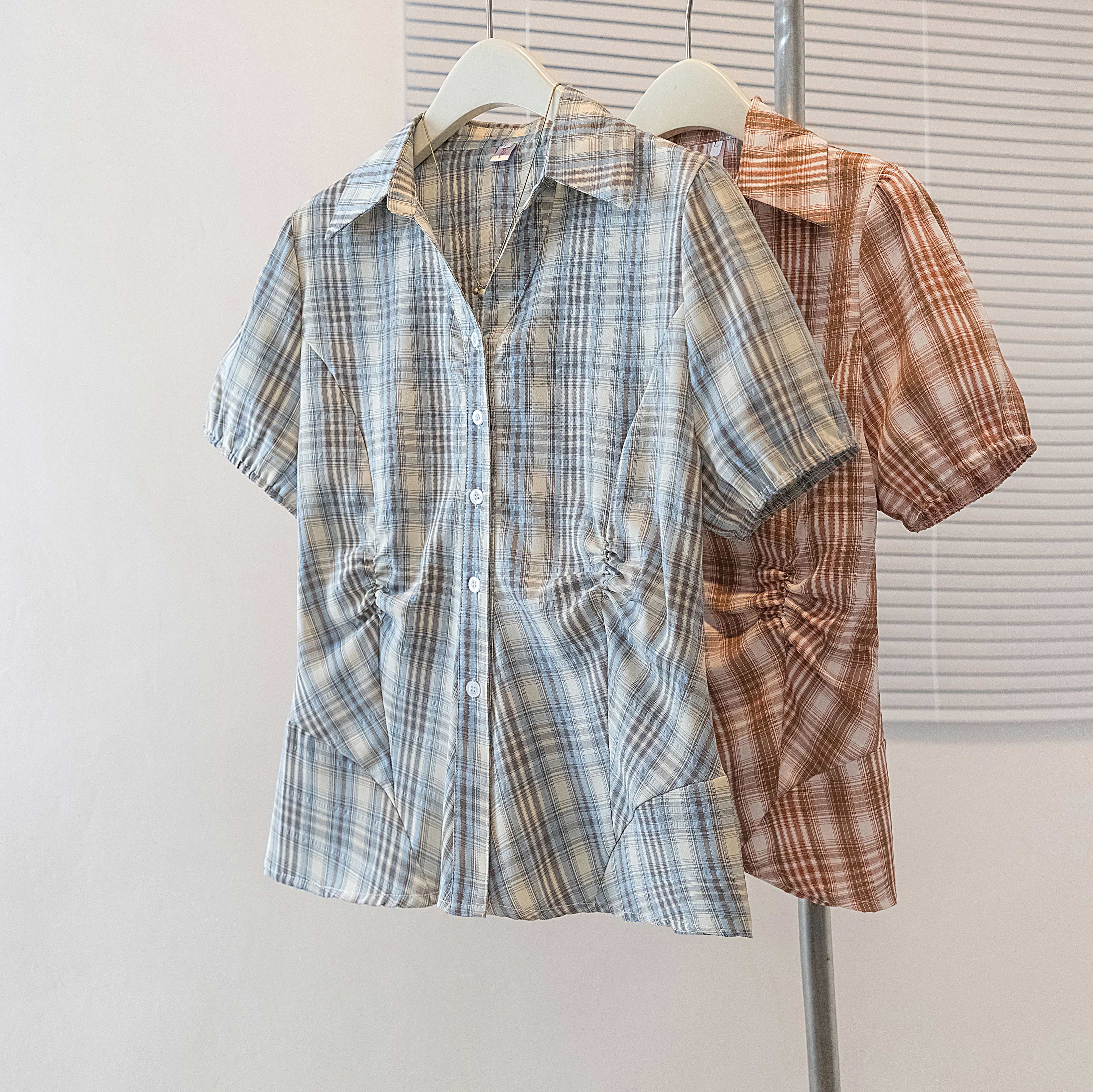 RY70109# 实拍大码女装韩版流行显瘦格纹撞色衬衫短袖收腰上衣夏翻领胖妹妹