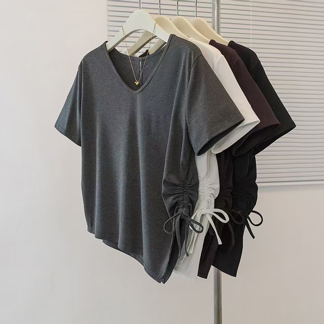 RY2558# 实拍大码女装短袖T恤女V领不规则设计感抽绳褶皱夏季新款打底上衣