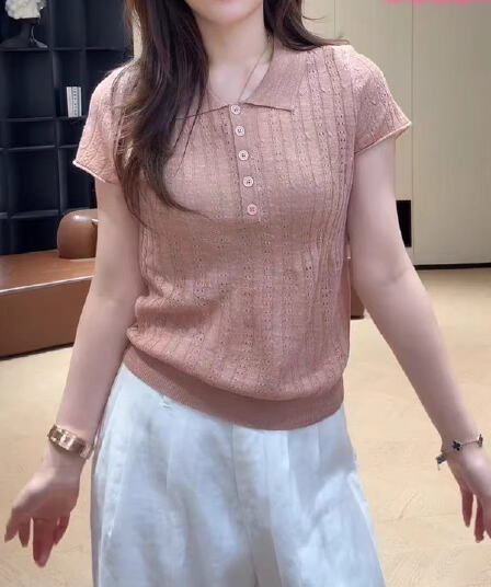 핑크색 홀로우 아웃 POLO 칼라 반팔 니트 스웨터 여성 여름 슬림해 보이는 티셔츠 2026 년 새로운 연령 감소 다용도 맨위