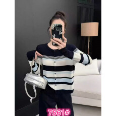 批发2026秋冬新款<b class='q'>韩版</b>宽松慵懒风圆领条纹针织开衫女百搭毛衣外套上衣