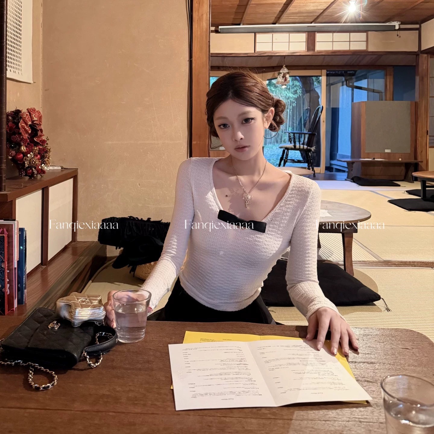 토마토 남자 오사카 손 편지 우는 소리 달콤한 질감 센스 나비 매듭 V넥 맨위 여성 몸매 가꾸기 허리 수축 긴팔 기본 셔츠