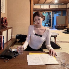 批发番茄侠 大阪手信 嗲甜肌理感蝴蝶结v领上衣女修身收腰长袖打底衫