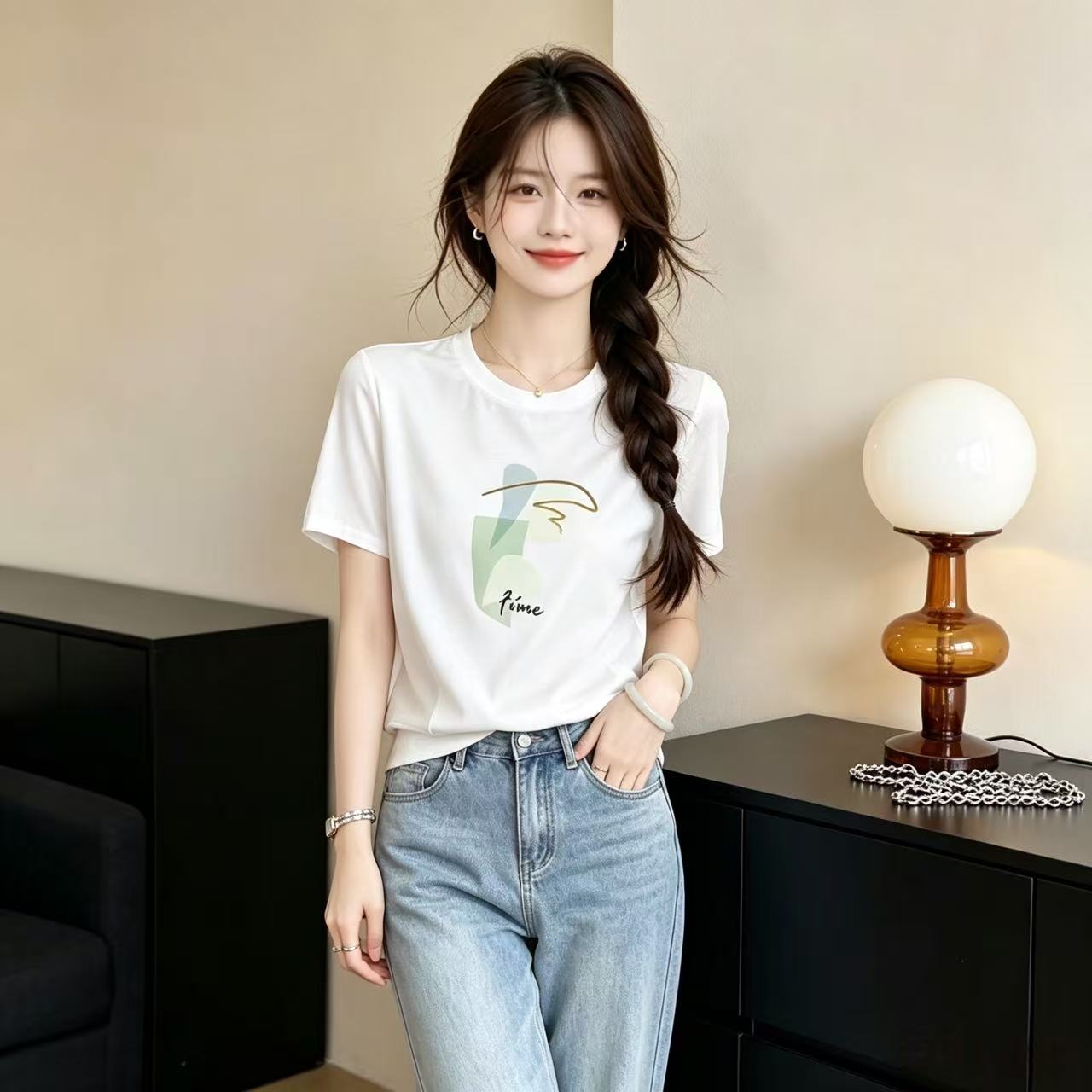 긍정적 인 어깨 화이트 반팔 티셔츠 여성 2026 새로운 여름 루즈핏 슬림해 보이는 맨위 디자인 센스 작은 대중 프린트 동정