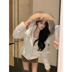 批发何晨曦 2025新款收腰版羽绒服女冬季短款白色修身可拆卸毛领外套