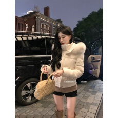 批发何晨曦 90白鸭绒两色收腰短款羽绒服女冬季显脸小可拆卸毛领外套