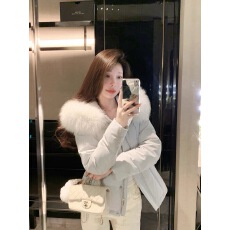 批发JustQin矜贵冬日2025新款冬装狐狸毛领90绒淡蓝羽绒服女外套