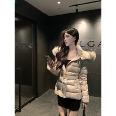 批发何晨曦 温柔氛围感奶咖色白鸭绒羽绒服2025冬季新款系带收腰外套