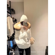 批发SUNONEONE 90白鸭绒貉子毛毛领修身收腰羽绒服女冬巨好看连帽外套