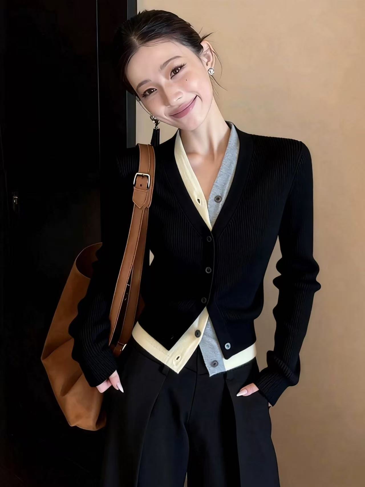 고급 센스 검정색 페이크 레이어드 니트 오픈 가디건 긴팔 몸매 가꾸기 출퇴근 맨위 2026 봄 새로운 패션 다용도