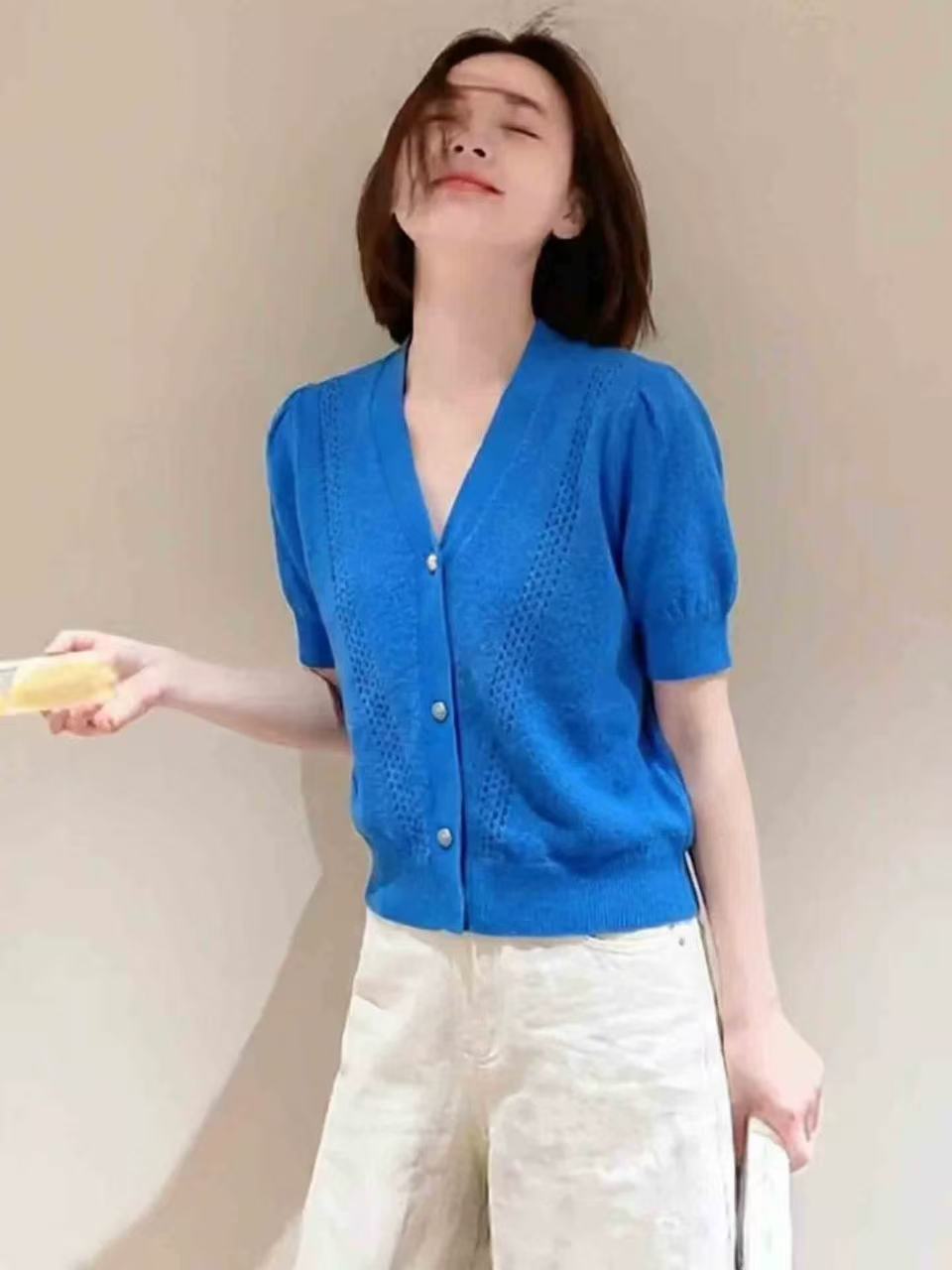 슈퍼 잘 생긴 파란색 V넥 반팔 니트 오픈 가디건 여성 2026 여름 새로운 작은 샤넬 스타일 고유 한 Chic 맨위 트렌디