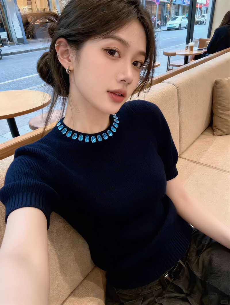 2026 봄 새로운 블루 색상 보석 품격 라운드 넥 반팔 니트 스웨터 여성 몸매 가꾸기 맨위 슬림해 보이는 품격