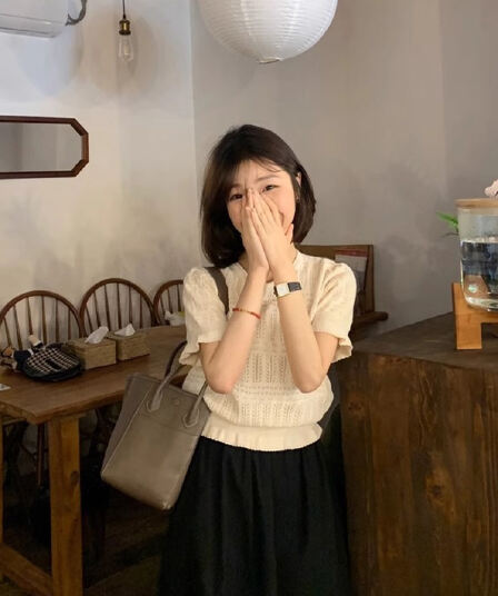 베이지 색 홀로우 아웃 니트 스웨터 반팔 여성 봄 여름 스택 착용 작은 대중 디자인 몸매 가꾸기 허리 수축 쇼트 스타일 슬림해 보이는 긍정적 인 어깨 의류