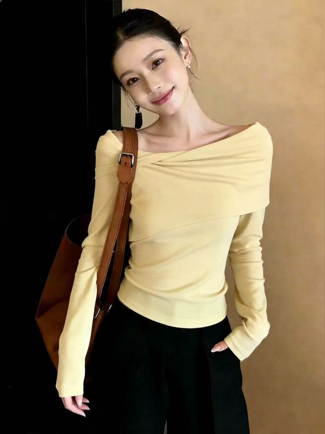 프랑스식 캐주얼 데이트 착용 가져 가라. 황색 오프숄더 맨위 여성 도파민 몸매 가꾸기 슬림해 보이는 맨위 다용도 2026 봄