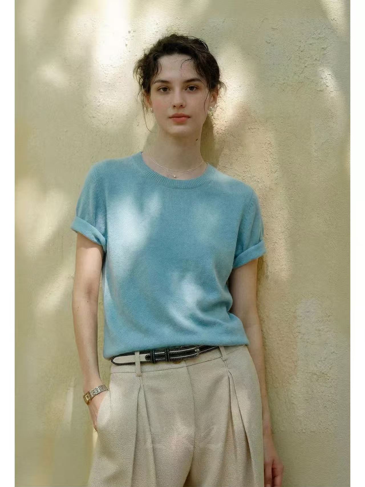 고급 파란색 반팔 티셔츠 여성 2026 여름 새로운 라운드 넥 캐주얼 긍정적 인 어깨 니트 스웨터 슬림해 보이는 미니멀리즘 맨위