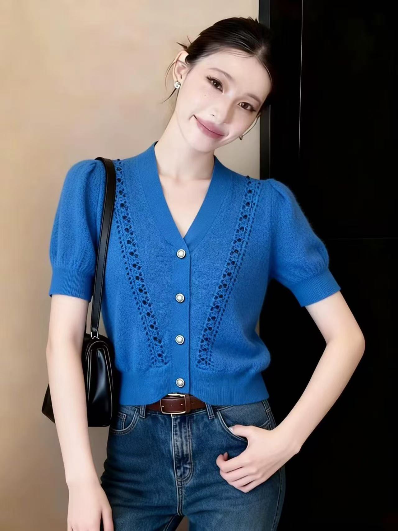 超好看蓝色V领短袖针织开衫女春季设计感小香风别致上衣潮 服裝批發女裝批發服飾貨源