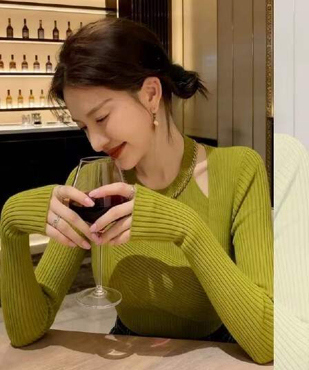 작은 대중 디자인 센스 녹색 니트 스웨터 여성 의류 2026 가을 고유 한 아름다운 몸매 가꾸기 슬림해 보이는 인사이드 가져 가라. 예쁜 스웨터
