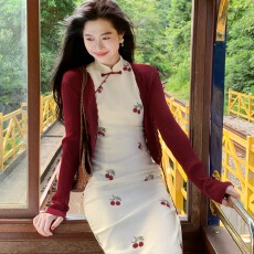 批发沁樱'新中式樱桃绣花改良旗袍女早秋复古立领掐腰<b class='q'>连衣裙</b><b class='q'>两件套</b>