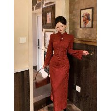 批发2026结婚订婚新中式复古连衣裙秋<b class='q'>冬</b>红色百合花刺绣改良旗袍敬酒服