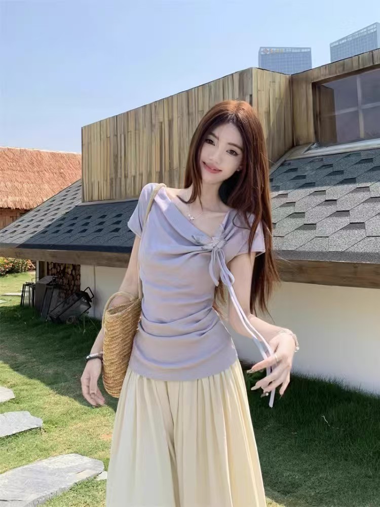 프랑스식 흔들다 칼라 비스듬한 어깨 3 차원 나비 매듭 반팔 티셔츠 여성 여름 2026 계절 새로운 불규칙 몸매 가꾸기 Chic 맨위