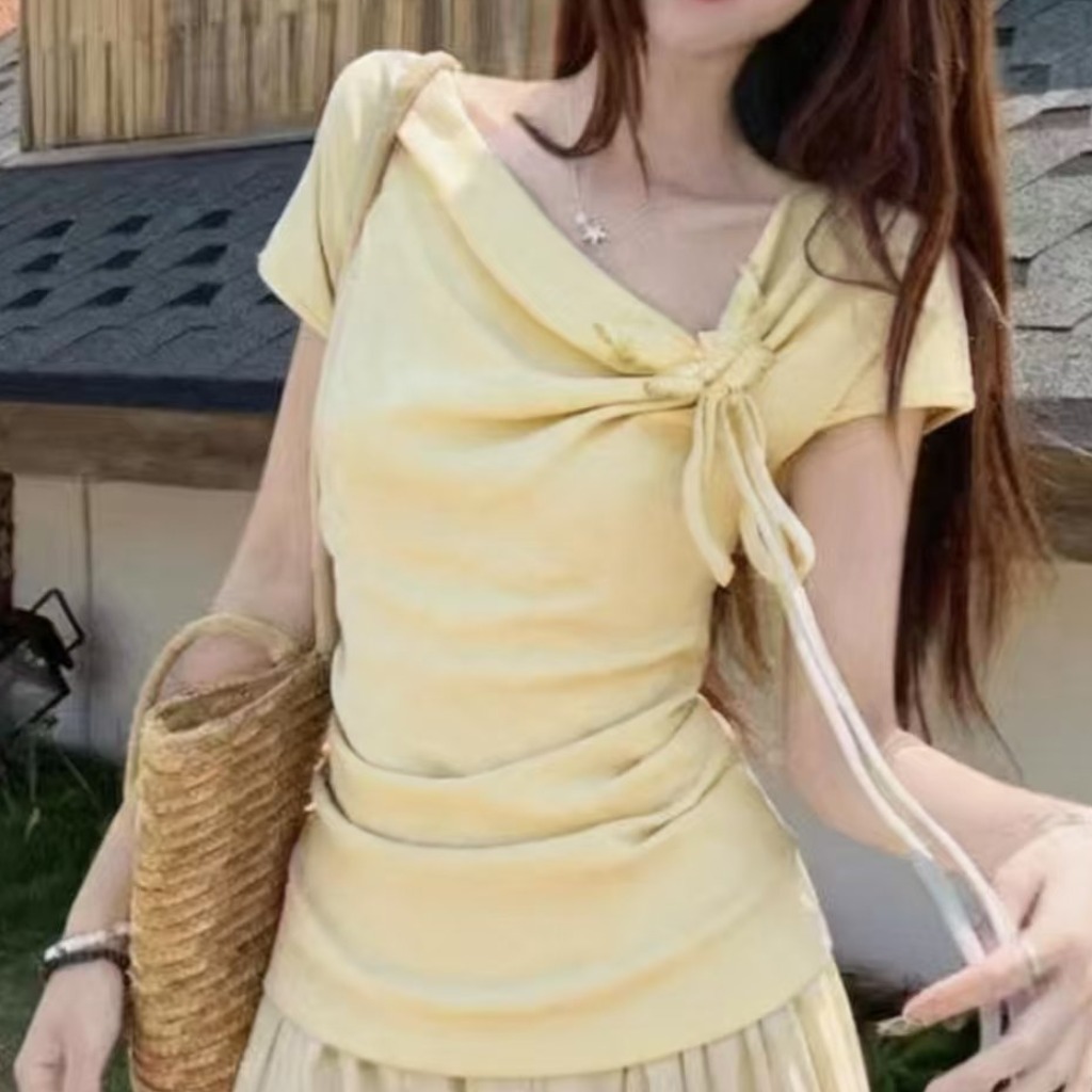 프랑스식 흔들다 칼라 비스듬한 어깨 3 차원 나비 매듭 반팔 티셔츠 여성 여름 2026 계절 새로운 불규칙 몸매 가꾸기 Chic 맨위