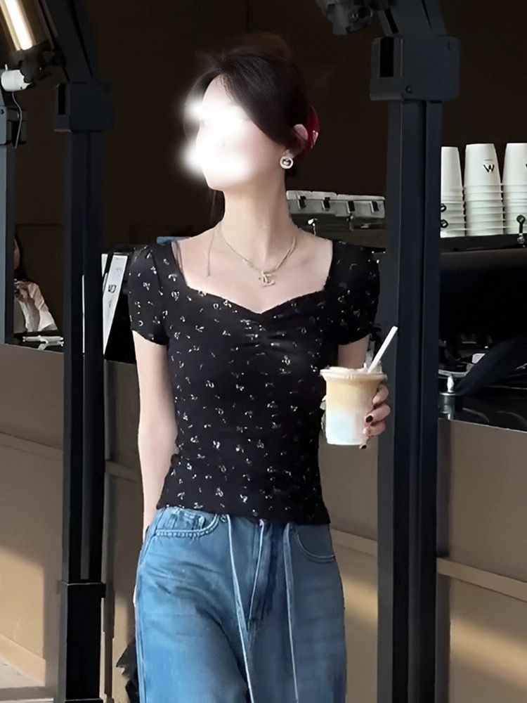 검정색 V넥 긍정적 인 어깨 꽃무늬 반팔 티셔츠 여성 여름 2026 새로운 폭발 몸매 가꾸기 쇼트 스타일 달콤한 핫걸 작은 맨위