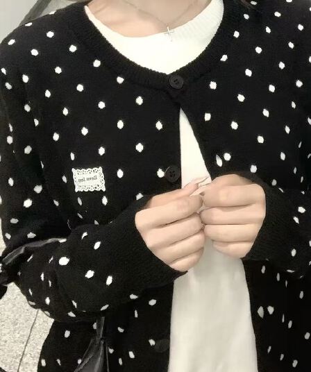 이른 가을 검정색 도트 무늬 라운드 넥 페이크 레이어드 니트 오픈 가디건 여성 가을 2026 새로운 작은 키 이른 가을 스웨터 코트
