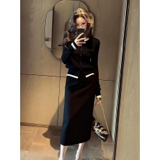 批发2025小香风黑色外套<b class='q'>半身裙</b>套装女秋季轻奢高级感轻熟<b class='q'>职业</b>装两件套