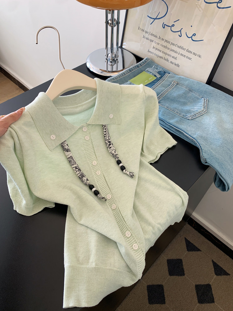 녹색 폴로 칼라 더블 버클 디자인 센스 반팔 티셔츠 여성 인사이드 가져 가라. 수 있습니다. 외출용 쇼트 스타일 긍정적 인 어깨 작은 맨위 2026 봄 여름
