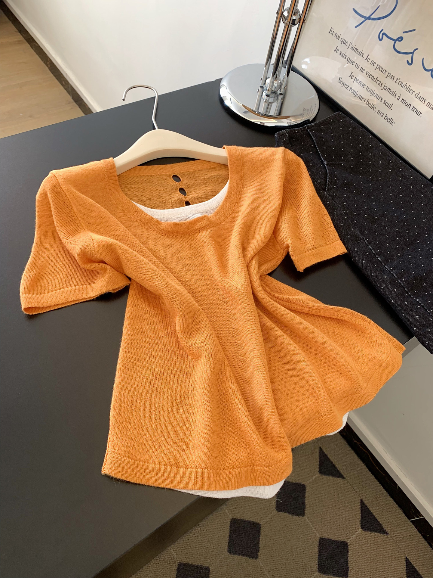 새로운 라운드 넥 백리스 니트 반팔 티셔츠 여성 인사이드 가져 가라. 수 있습니다. 외출용 쇼트 스타일 긍정적 인 어깨 작은 맨위 2026 여름