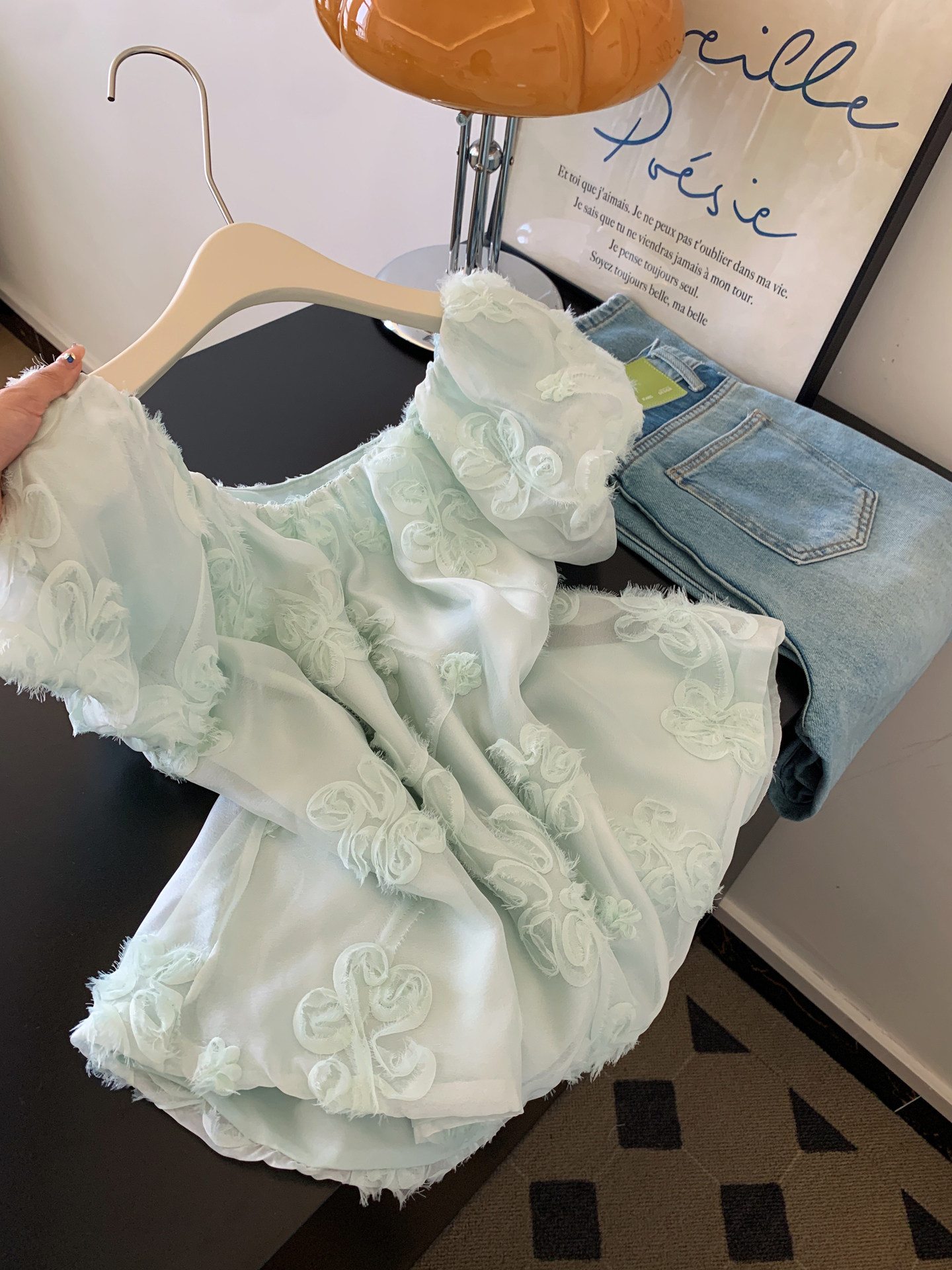 밝은 녹색 자수 꽃 반팔 셔츠 여성 품격 맨위 작은 키 2026 여름 슈퍼 화재 연령 감소 셔츠