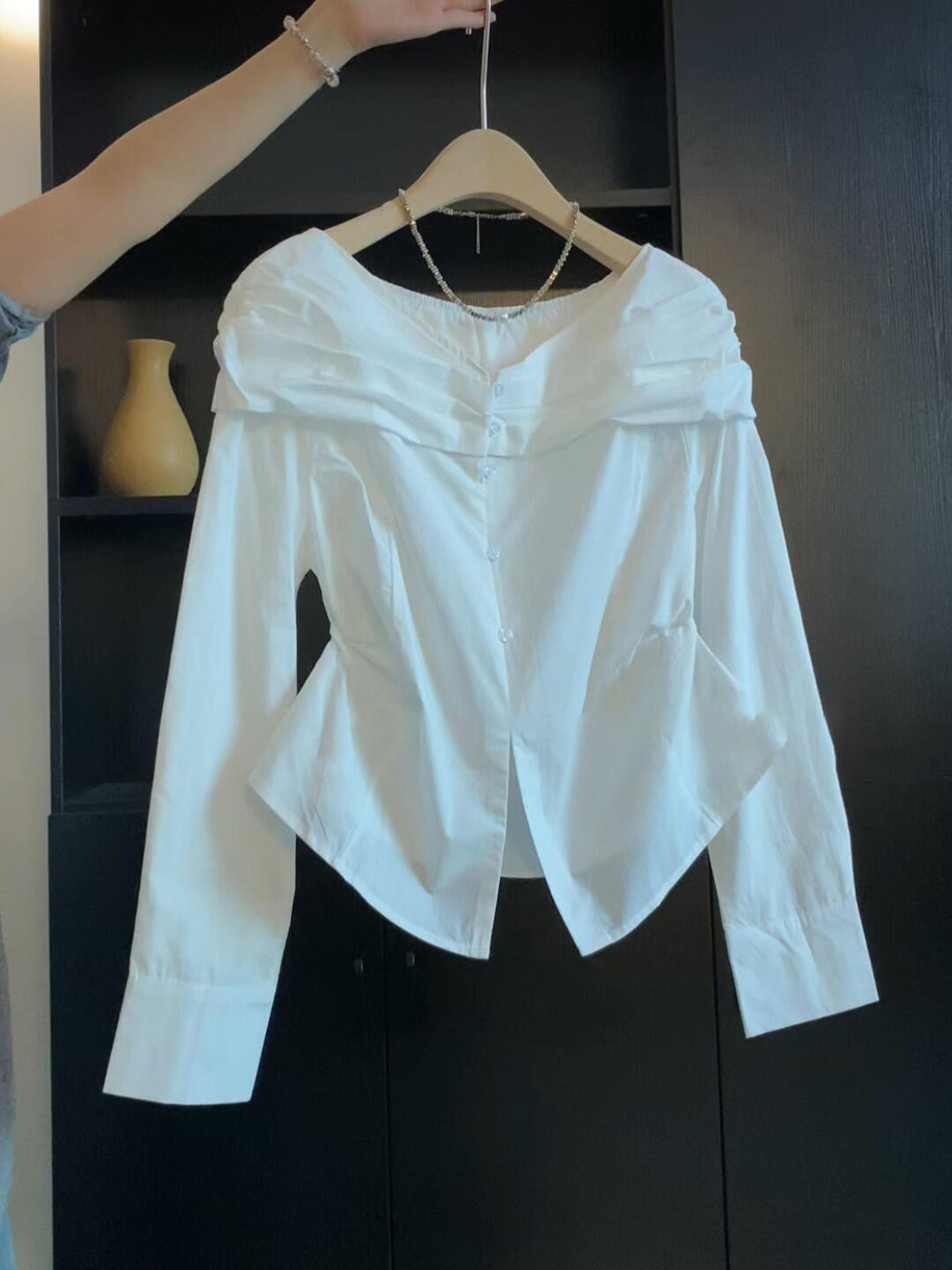 2026 새로운 프랑스식 화이트 오프숄더 여성 셔츠 여름 새로운 분위기 센스 주름 허리 수축 슬림해 보이는 맨위