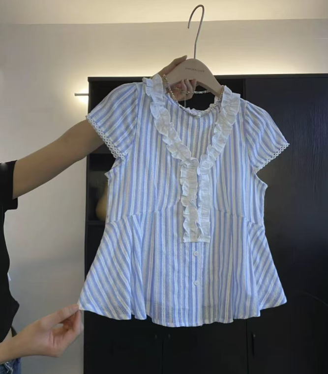 한 부서 달콤함 프릴 자카드 반팔 여성 셔츠 여름 2026 새로운 외국 가스 연령 감소 작은 셔츠 V넥 맨위