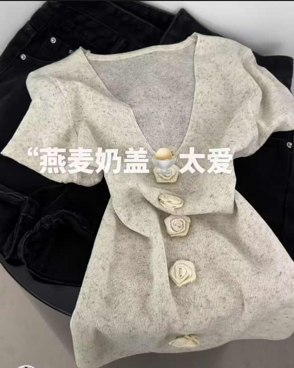 프랑스식 부드러운 바람 오트밀 우유 표지 색상 니트 여성 V넥 장미 버클 슬림해 보이는 반팔 품격 연령 감소 다용도 맨위