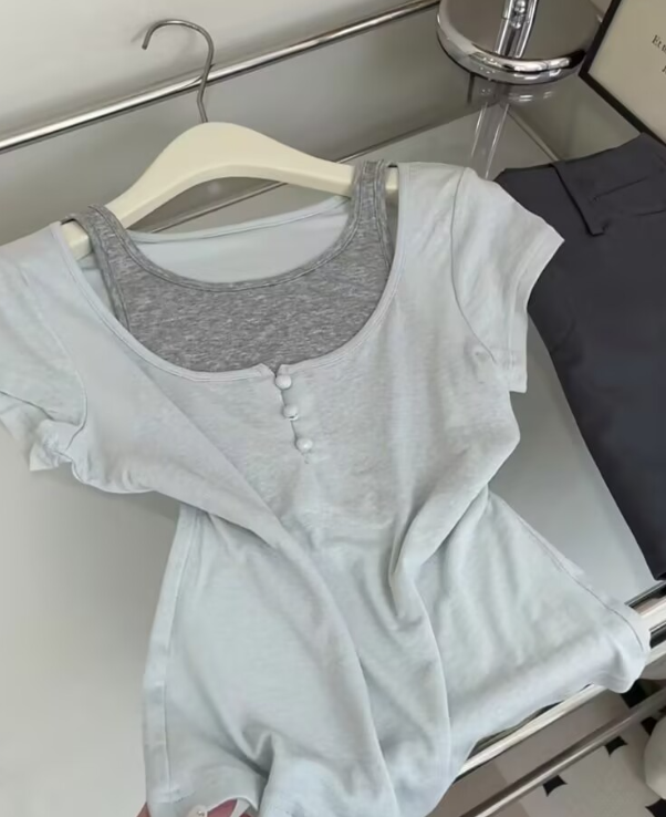새로운 순수한 욕망 바람 페이크 레이어드 반팔 티셔츠 여성 한 부서 작은 대중 디자인 센스 몸매 가꾸기 슬림해 보이는 다용도 맨위 여름