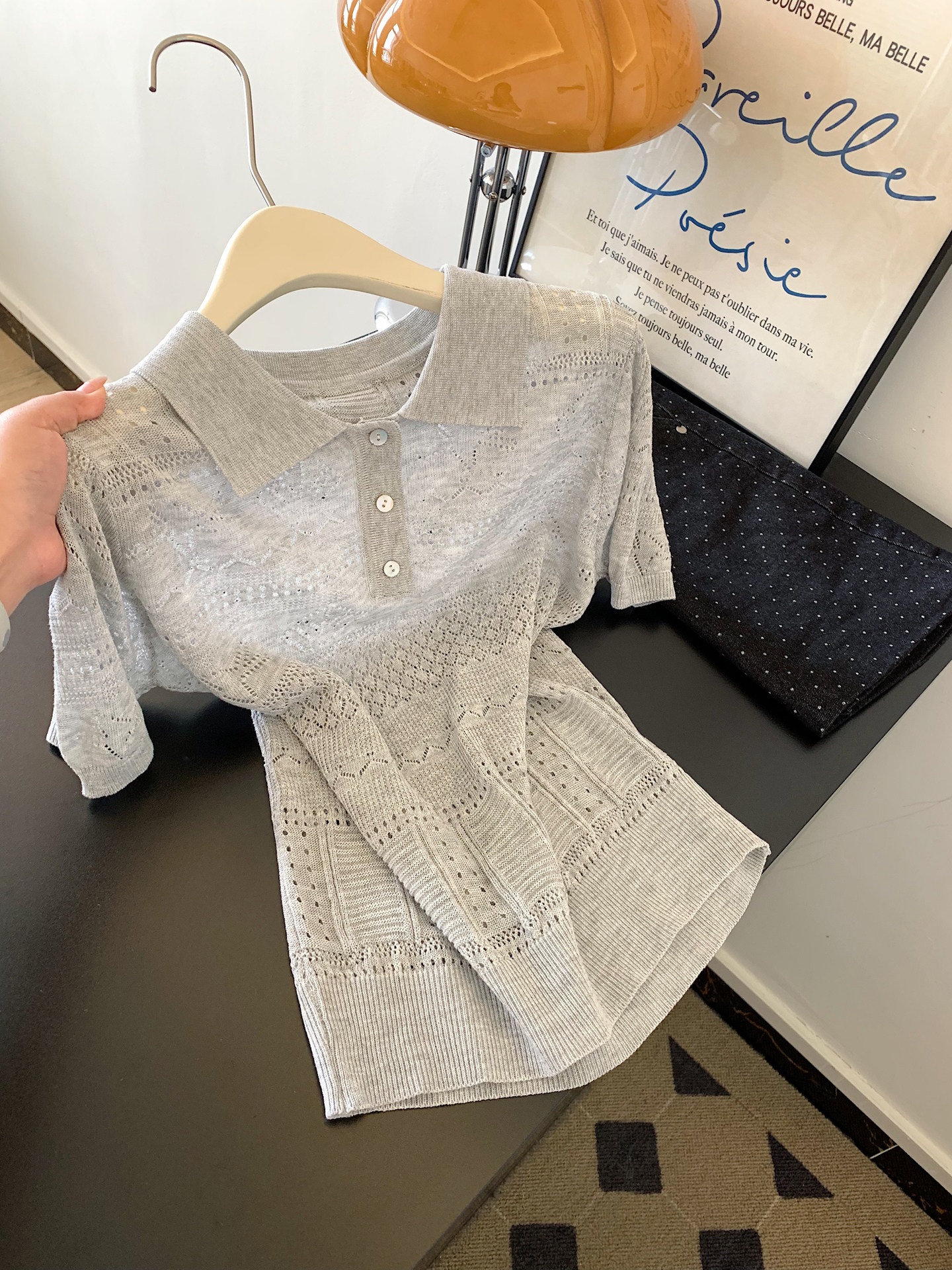 회색 POLO 칼라 홀로우 아웃 얇은 스타일 반팔 티셔츠 여성 외출용 쇼트 스타일 긍정적 인 어깨 작은 키 맨위 2026 여름