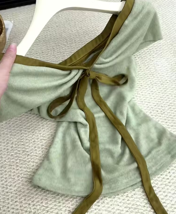 프랑스식 오프숄더 나비 매듭 반팔 여성 여름 새로운 배색 디자인 센스 몸매 가꾸기 니트 순수한 욕망 맨위