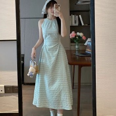 批发法式绿色格子无袖吊带连衣裙子女夏季2026新款海边度假风收腰长裙