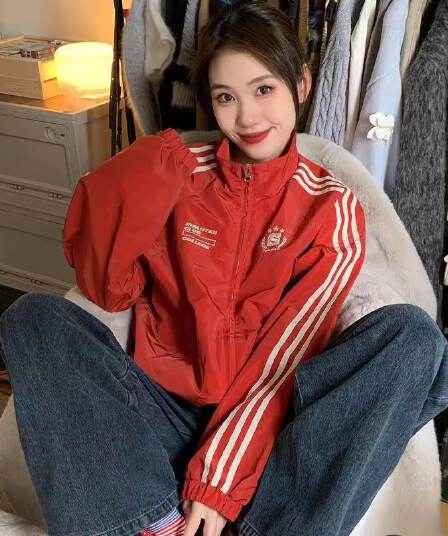 아메리칸 레트로 빨간색 여성 코트 가을 새로운 디자인 센스 작은 대중 운동 스탠드 칼라 쇼트 스타일 요금 재킷 맨위