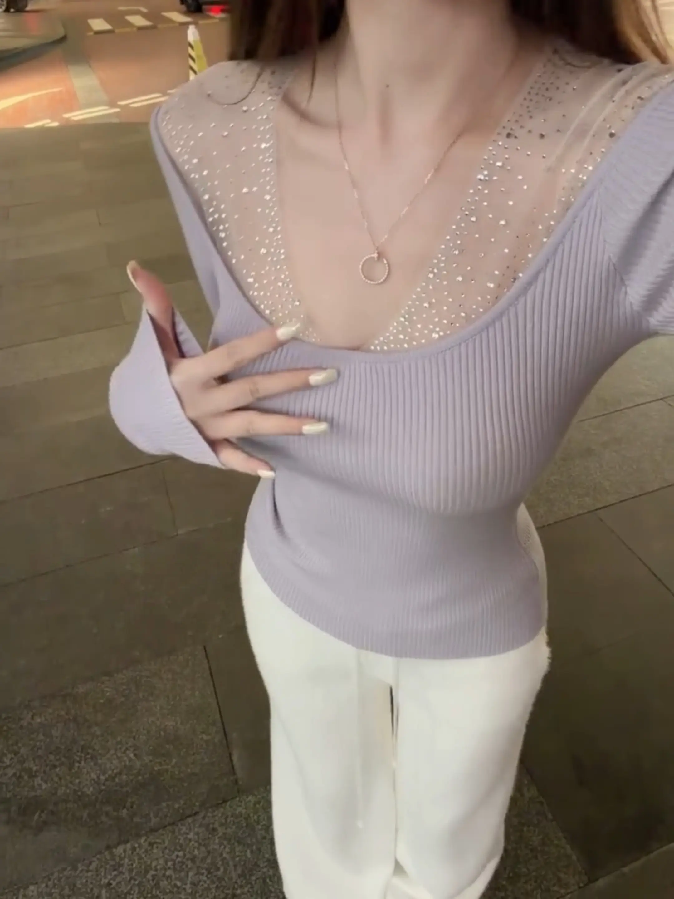 공정한 라인 드릴 장식 네트 쉬폰 믹스 오프숄더 니트 상세 이미지 3