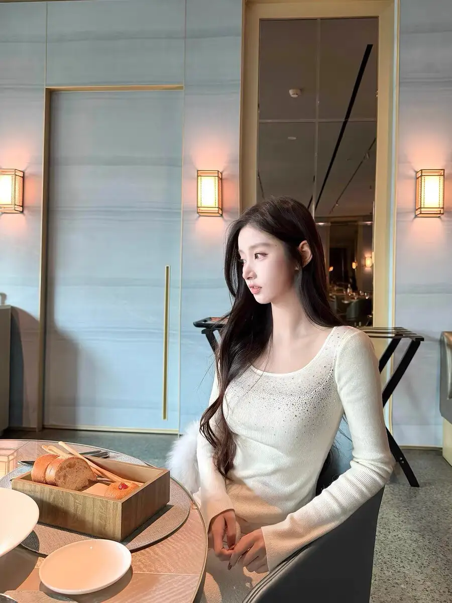 순백 U넥 수제 라인 워터드롭 니트 탑 상세 이미지 3