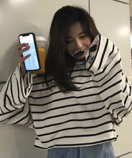 흑백 줄무늬 봄 가을 새로운 한국 스타일 루즈핏 느긋한 바람 배색 스트라이프 여성 레저 긴팔 티셔츠 맨위 트렌디