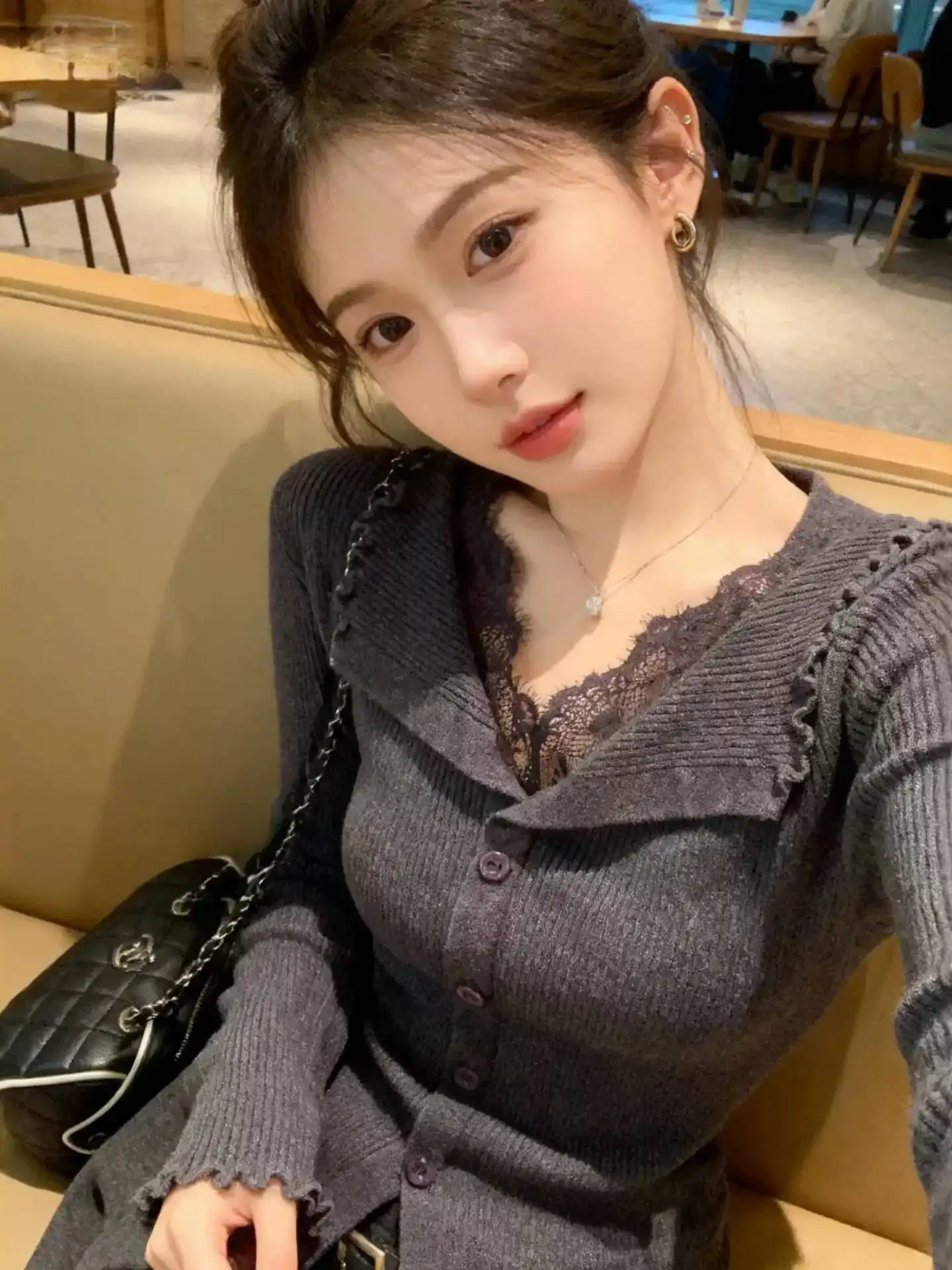 그레이 V넥 레이스 디테일 니트 상세 이미지 2