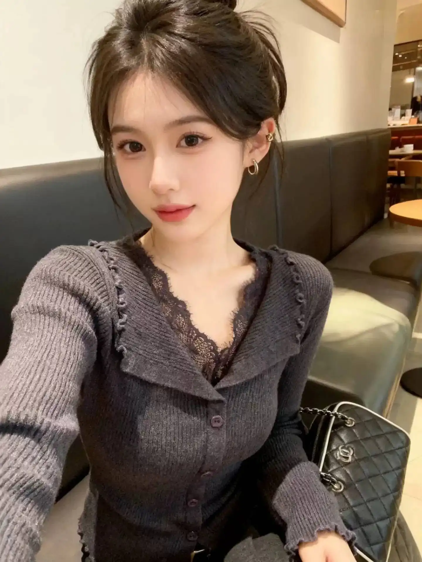 그레이 V넥 레이스 디테일 니트 상세 이미지 3